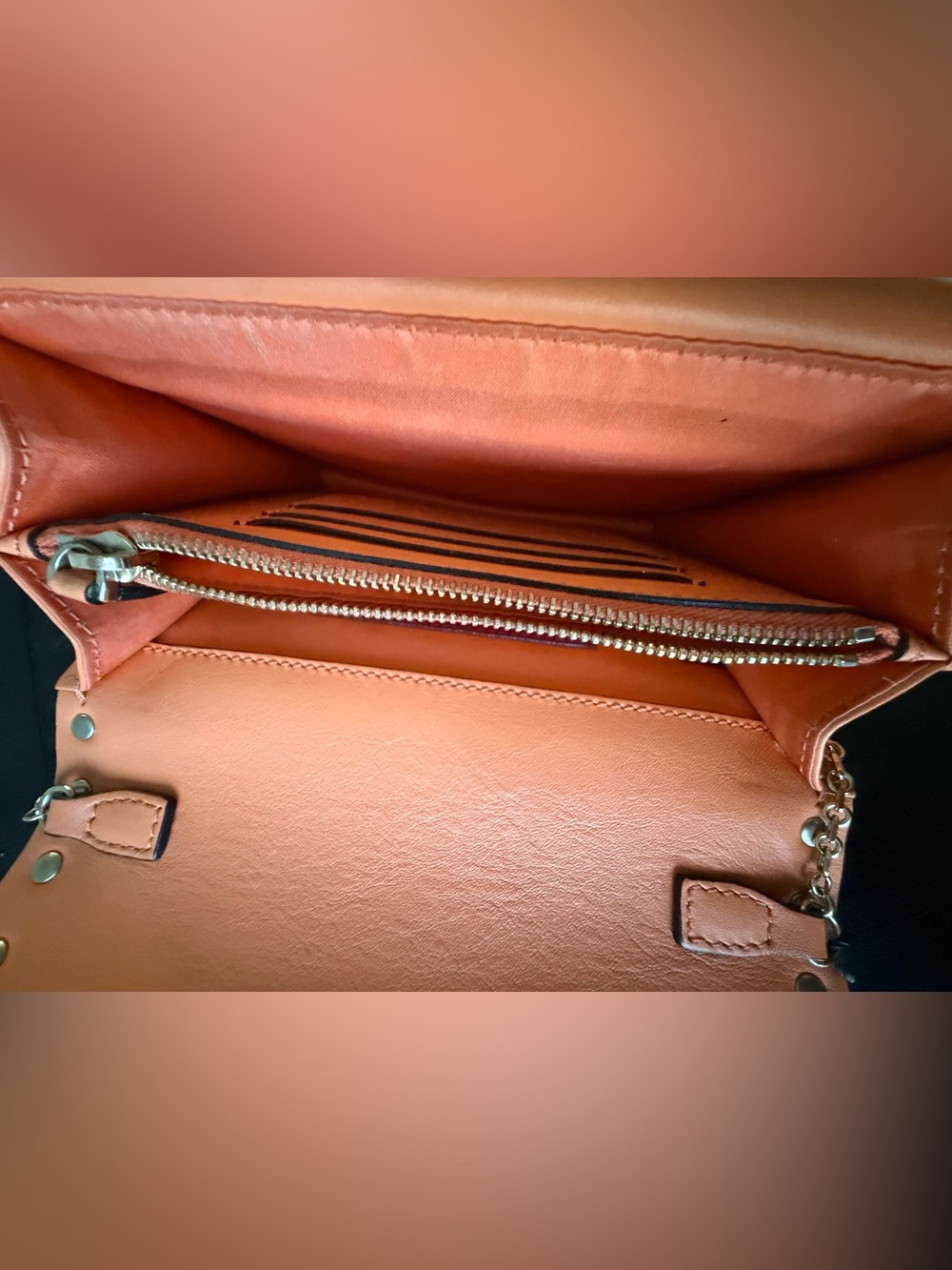 Authentic Valentino Garavani Rockstud Calfskin Chain Pouch. - Picture 4 of 5